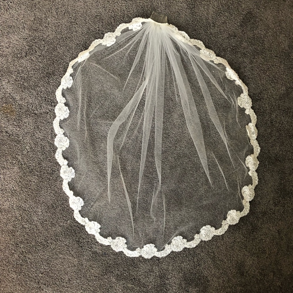 🛑SOLD🛑 Gorgeous light ivory wedding veil!! 👰